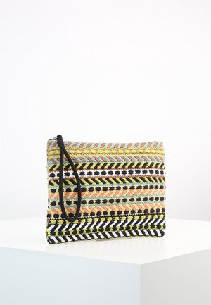 Pleciona kopertówka z poziomymi paskami w kolorach niebieskim, żółtym, czarnym, białym i pomarańczowym, z czarnym paskiem na nadgarstek, na białej powierzchni.