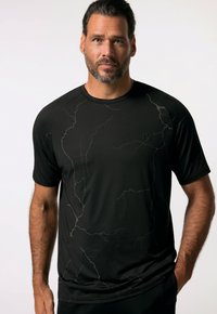 Sort atletisk t-shirt med et marmorlignende gråt mønster, korte ærmer, rund hals og en slim fit design. Lavet af åndbart stof.
