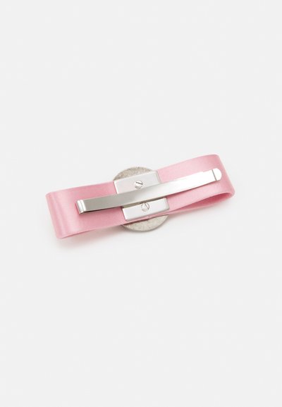 Fibbia per capelli in raso rosa con base metallica circolare e un gancio argentato, caratterizzata da una superficie liscia e un design semplice.