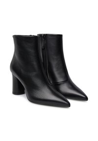 Stivali in pelle nera alla caviglia con punta affusolata, texture liscia e chiusura con zip laterale. Tacco a blocco, design elegante.