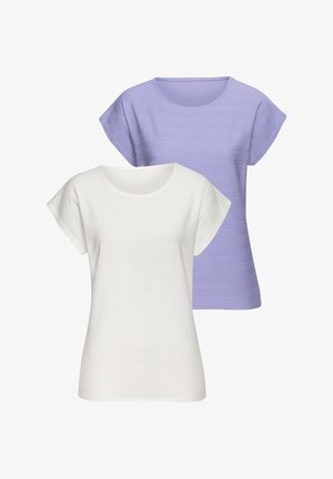 Dwie krótkie bluzki: jedna w kolorze białym, a druga w jasnopurpurowym. Obie mają okrągły dekolt i fakturowany, prążkowany materiał.
