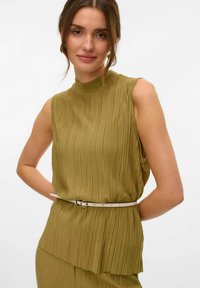 Olijfgroene, geplooide mouwloze top met hoge halslijn en overlay ontwerp. Afgewerkt met een witte riem voor extra definitie.