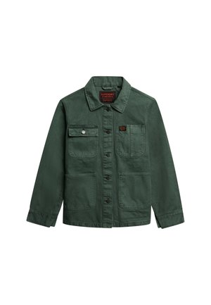 Groene katoenen jas met een kraag, sluiting met knopen aan de voorkant, twee borstzakken en twee onderzakken. Gestructureerde stof en zichtbare stiksels.