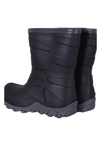 Botas de goma negras con una superficie texturizada, diseño curvado y suelas grises con un dibujo pronunciado para tracción. Parte superior lisa y construcción robusta.