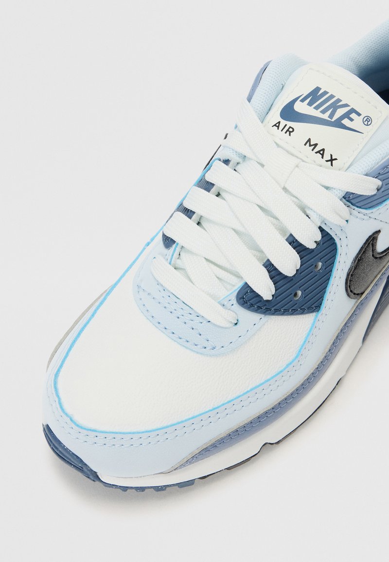 Sneaker Nike Air Max con tomaia in pelle bianca e rete azzurra, dettagli grigi e lacci bianchi. Logo del brand sulla linguetta.