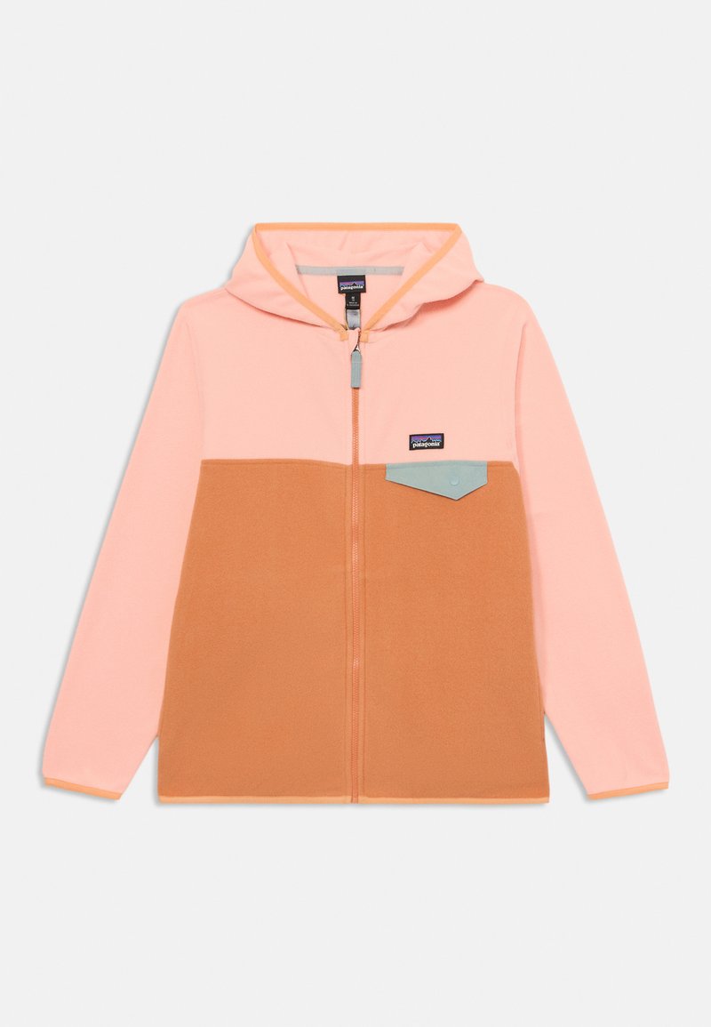 Mikina s kapucňou na zips, vyrobená z fleecu, so svetloružovou hornou časťou a pieskovou dolnou časťou, obsahuje tyrkysovú vrecko, nastaviteľnú kapucňu a predný zips.