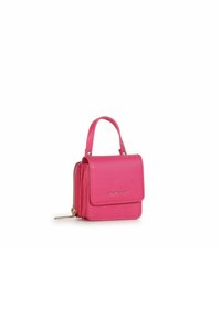 Roze leren handtas met een gestructureerde afwerking, voorzien van een bovenhandvat, een voorflap en gouden hardware accenten. Compact vierkant ontwerp.