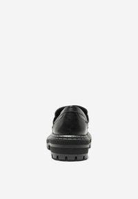 Sandal de cuero negro con suela gruesa, que presenta un tacón alto y detalles de costura a lo largo del borde para mayor textura.