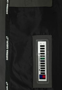 Bolsa de tela negra con una etiqueta gris que muestra un termómetro, con marcas para Celsius y Fahrenheit, y con indicadores de comodidad.