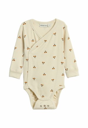 Cremfarbener Langarm-Babyanzug mit orangefarbenem Kirschdruck, Druckknöpfen an Vorder- und Unterseite sowie einem überlappenden V-Ausschnitt.