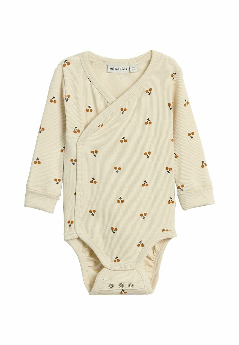 Crème-kleurige baby rompertje met lange mouwen en oranje kersenprint, drukknoopjes aan de voorkant en onderkant, en een kruisover V-halsontwerp.