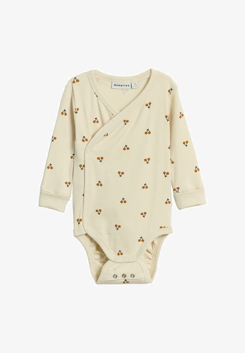 Crème-kleurige baby rompertje met lange mouwen en oranje kersenprint, drukknoopjes aan de voorkant en onderkant, en een kruisover V-halsontwerp.