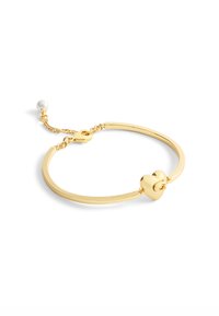 Bracciale rigido in tono dorato con un design minimale e liscio, caratterizzato da un centro a forma di cuore e un accento di perla su una catena collegata.