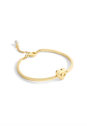 Bracelet jonc doré avec un design lisse et minimaliste, mettant en vedette un centre en forme de cœur et un accent en perle sur une chaîne maillée.