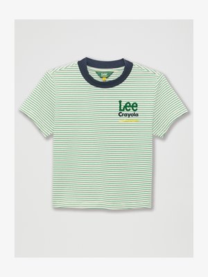 T-shirt à manches courtes rayé vert et blanc avec un col marine. Présente des logos brodés "Lee" et "Crayola" sur le devant.
