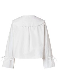 Weiße, kurz geschnittene Bluse mit einem gewellten Kragen, langen Ärmeln und gerafften Manschetten. Hergestellt aus einem glatten, leichten Stoff.
