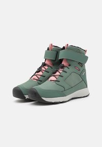 Groene waterdichte laarzen met roze accenten, stevige rubberen zool, vetersluiting aan de voorkant en een verstelbare band bij de enkel voor een stevige pasvorm.
