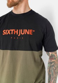 Sixth June BICOLORED - Camiseta estampada - khaki