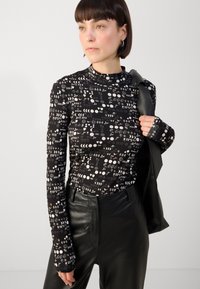 Scotch & Soda ALL OVER PRINTED MOCK NECK LONG SLEEVE - Camiseta de manga larga - black/white