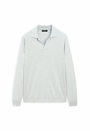 Polo a maniche lunghe grigio realizzato in tessuto morbido, con colletto e scollo a V. La texture appare liscia con cuciture minime visibili.
