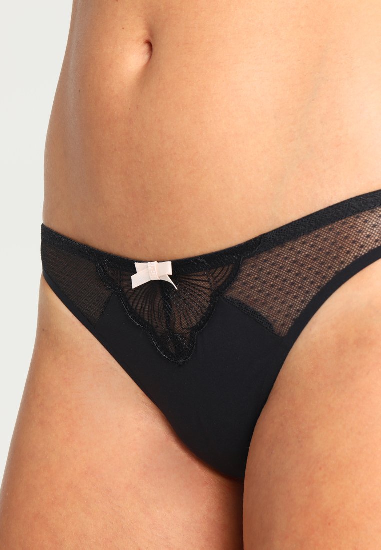 String Triumph Kiss Spotlight - Taille FR46 (EU44/UK16/IT4/US XL), Couleur Blanc, Neuf Avec étiquettes