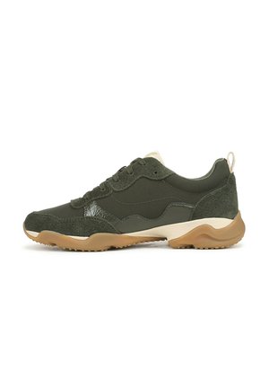Sneaker bassa verde scuro con tomaia in camoscio e tessuto, suola in gomma e linguetta beige sul tallone, vista laterale.