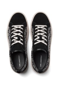 Sorte ruskinds- og mønsterstof sneakers med hvide snørebånd. Har en rund tå og en gummisål, med et brandlogo indeni.
