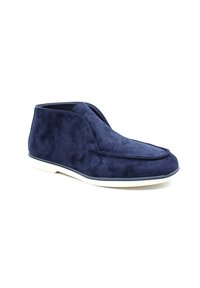 Bottines en daim bleu marine avec une texture lisse, bout rond et semelle en caoutchouc blanc ; design sans couture avec des détails de couture minimalistes.