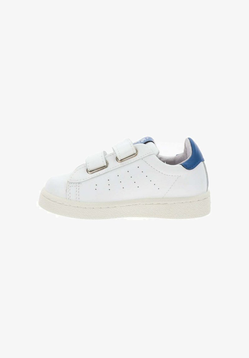 Baskets blanches avec semelle beige, deux bandes Velcro, petites perforations sur le côté et languette de talon bleue.