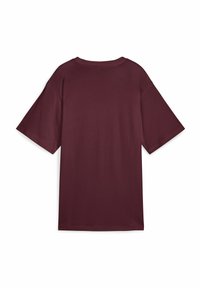 T-shirt in cotone bordeaux con maniche corte, scollatura rotonda e vestibilità rilassata. Texture liscia, design semplice, senza grafica o dettagli visibili.