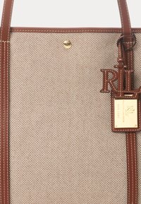 Beige en bruin geruit boodschappentas met bruine leren hengsels en een Ralph Lauren RL leren en gouden logohangertje bevestigd.