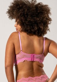 Roze kant bh met een golvende rand, verstelbare bandjes en een haak-en-oogsluiting op de rug, met prachtige details.