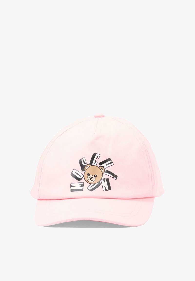 Gorra de béisbol rosa con la cara de un osito de peluche y letras estilizadas en blanco y negro que forman un semicírculo alrededor en el panel frontal.