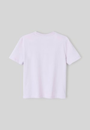 T-shirt en coton violet clair à manches courtes, col rond et au design simple. Le tissu semble doux avec une texture lisse.