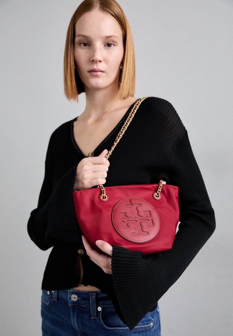 Tory Burch ELLA SMALL CHAIN CROSSBODY - Torba čez telo - ruby