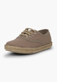 Bruine canvas espadrille met vetersluiting, voorzien van een jute touwzool en subtiele stikdetails. Ronde neus en een lage profielsilhouet.