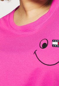 Tommy Jeans Curve Langarmshirt - pink