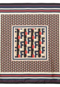 Écharpe en soie avec un motif géométrique en noir, rouge et crème. Le design central présente des formes abstraites, bordé de bords rayés en bleu et rouge.