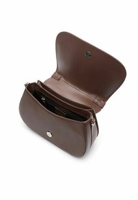 Bruine leren handtas met een ronde vorm, voorzien van een klep met een magnetische drukknoop. Het interieur bevat meerdere compartimenten en zakken.