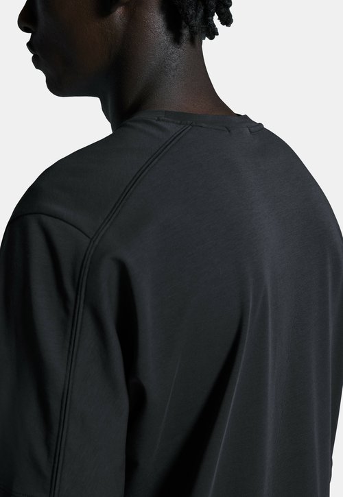 On FOCUS - Basic T-shirt - black — foto 5