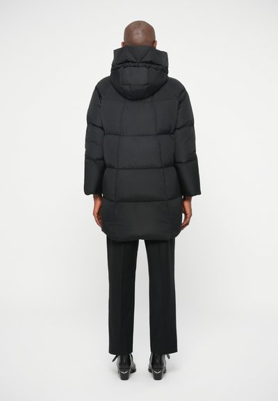 Μαύρο πούφιν παλτό με κουκούλα, που διαθέτει σχέδιο με επένδυση και μεσαίο μήκος. Λείο, γυαλιστερό υλικό και πλευρικές τσέπες.