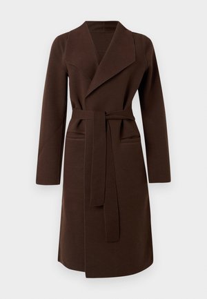 Σκούρο καφέ μακρύ παλτό από μαλλί με φαρδιές πέτο λαιμού, ζώνη δεμένη στη μέση και δύο μπροστινές τσέπες, εμφανιζόμενο σε λευκό φόντο.