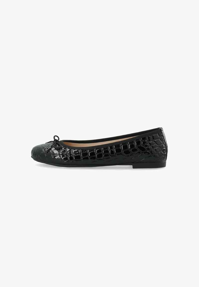 Ballerines noires en matériau synthétique brillant avec une texture crocodile, dotées d'un petit nœud au niveau des orteils et d'une semelle plate.