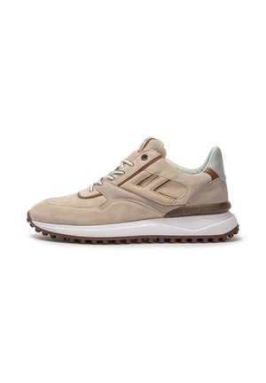 Beige Wildlederschuh mit einer weißen Zwischensohle und einer braunen Laufsohle. Merkmale sind graue Akzente, kontrastierende Nähte und ein gepolsterter Schaft.