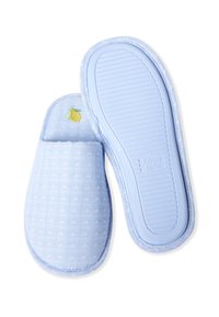 Pantofole di tessuto azzurro chiaro con pois bianchi, suole interne imbottite e un dettaglio ricamato a forma di limone; suole in gomma con grip texturizzato.