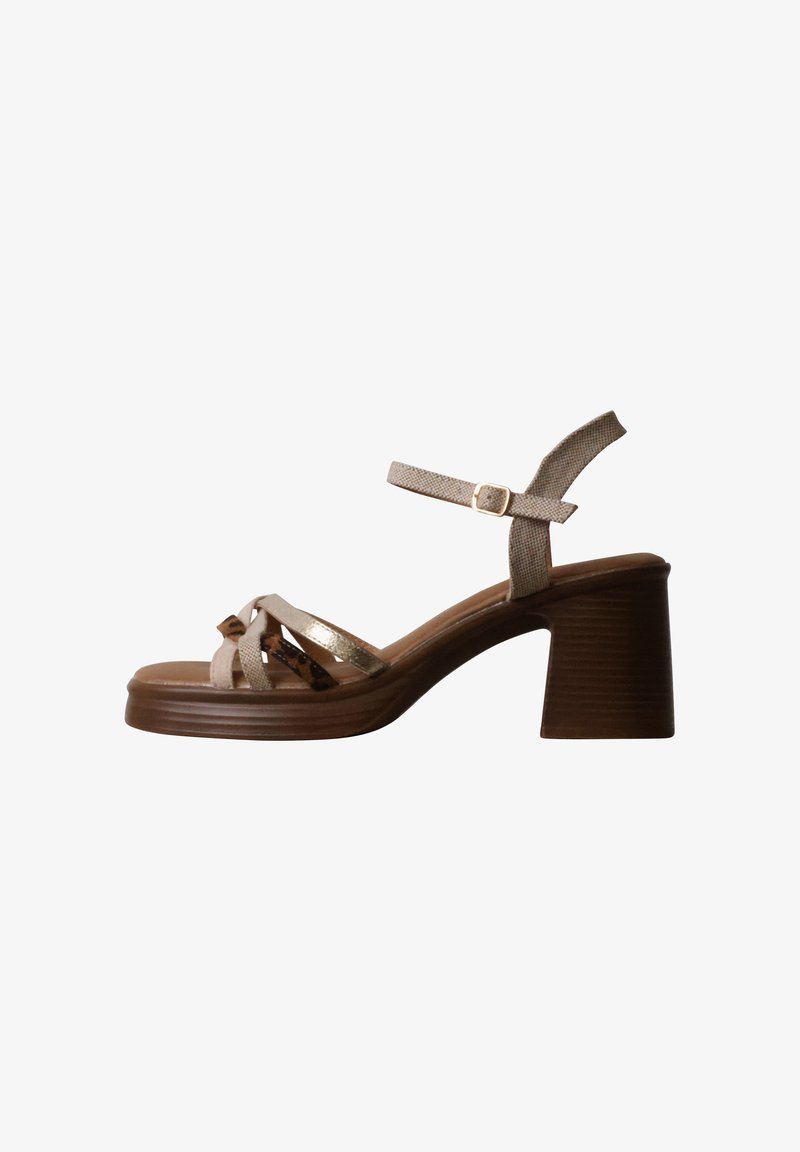 Sandale marron à talon bloc avec bride beige texturée à la cheville et détails dorés, dotée d'une petite plateforme et d'une ouverture à l'avant.