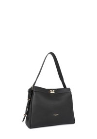 Borsa a tracolla in pelle nera con una texture granulosa, forma curva, manico corto e hardware in tono oro. Presenta il logo sulla parte anteriore.
