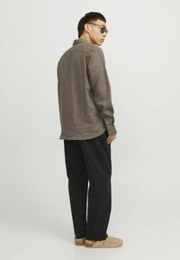 Jack & Jones JPRCCLAWRENCE LINEN SHIRT - Marškiniai - dark brown