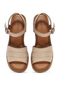 Sandali in pelle beige con punta chiusa, caratterizzati da due cinturini plissettati e una cinghia alla caviglia con fibbia. Soletta in tessuto marrone.
