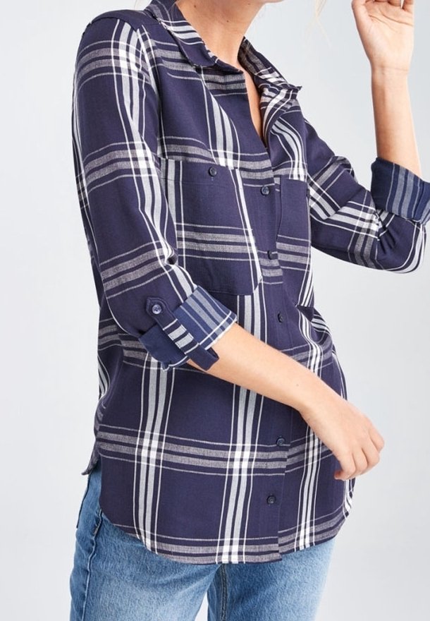 Chemise à carreaux bleu marine avec rayures blanches et grises, manches retroussables, poches poitrine et tissu doux et texturé. Coupe décontractée.